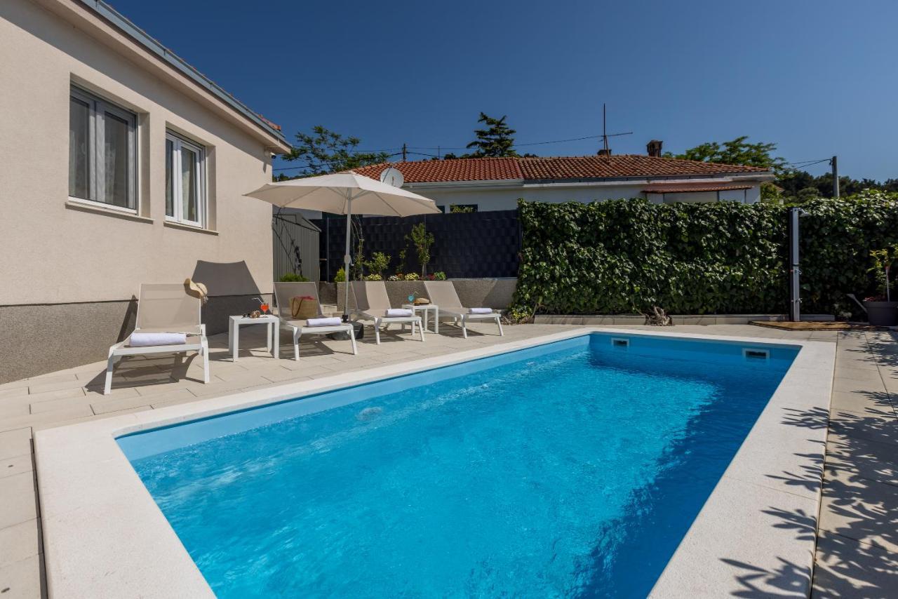 Villa Katess With Heated Pool Split Exterior photo